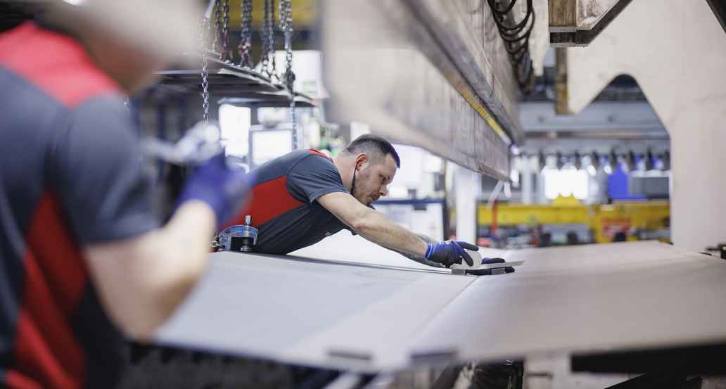 Produktionsmitarbeiter an der Kantbank