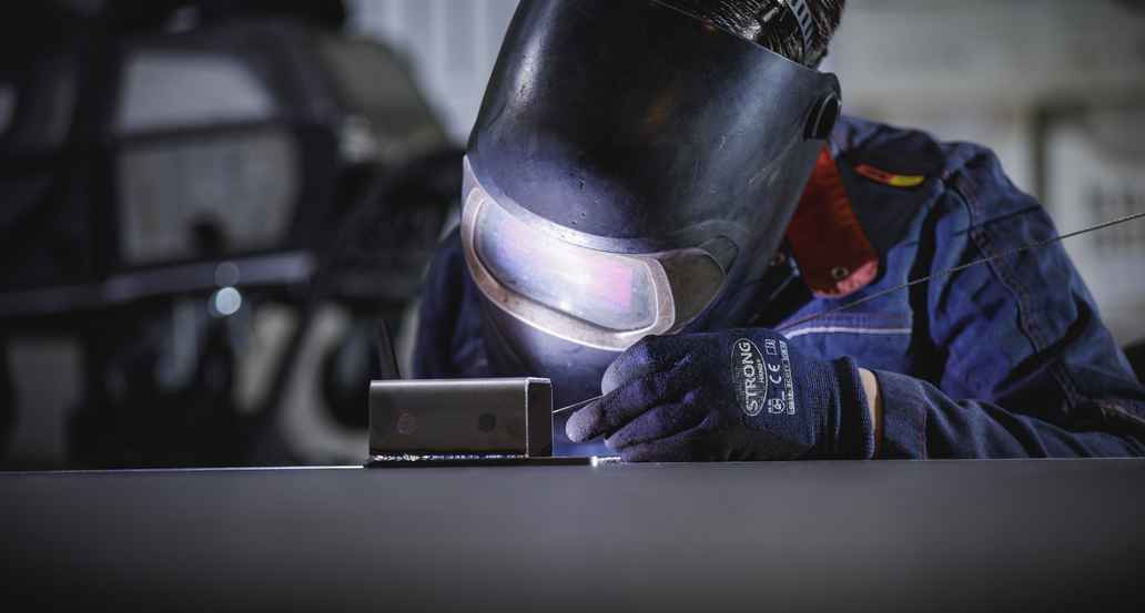 Schweißer mit Erfahrung im WIG, MIG und MAG-Schweißen