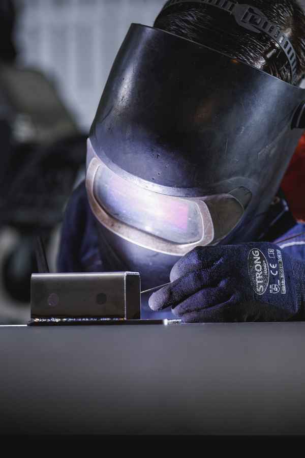 Schweißer mit Erfahrung im WIG, MIG und MAG-Schweißen