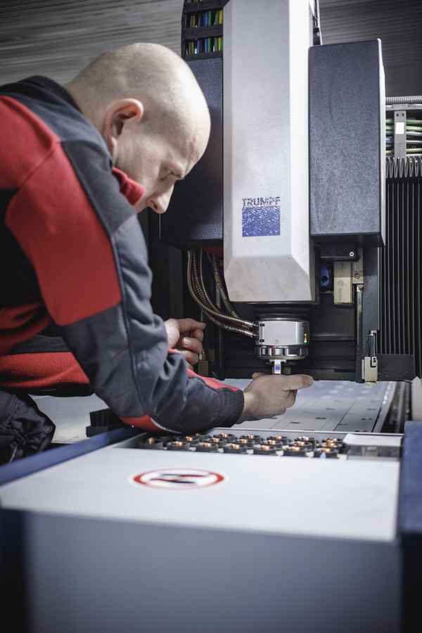 Maschinen- und Anlagenführer bei der Wartung des Lasers