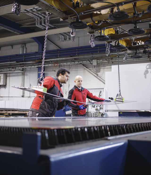 Abräumen von Laserteilen mit dem Kran sowie Überprüfung der Schnittqualität und Kennzeichnungen
