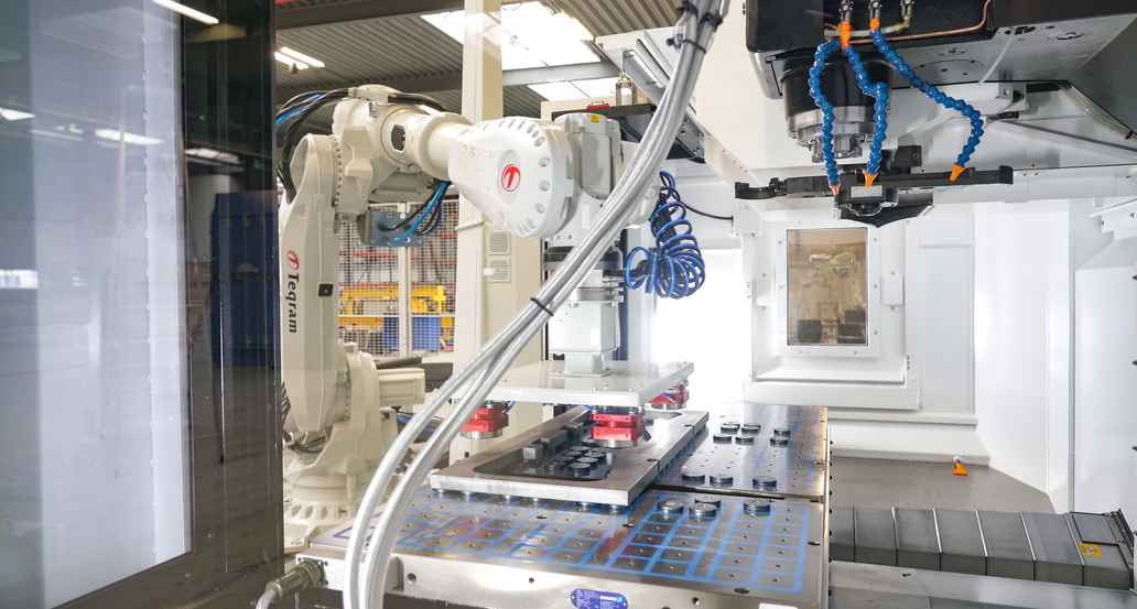 EasyMillDrill image of robot loading a part in the CNC milling machine