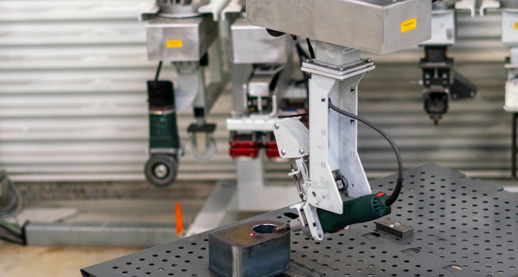 Brechen und verrunden der Kanten bis > R2 mm mit Stiftfräse