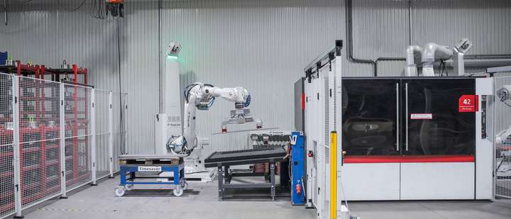EasyDebur unloading large parts from a deburring machine