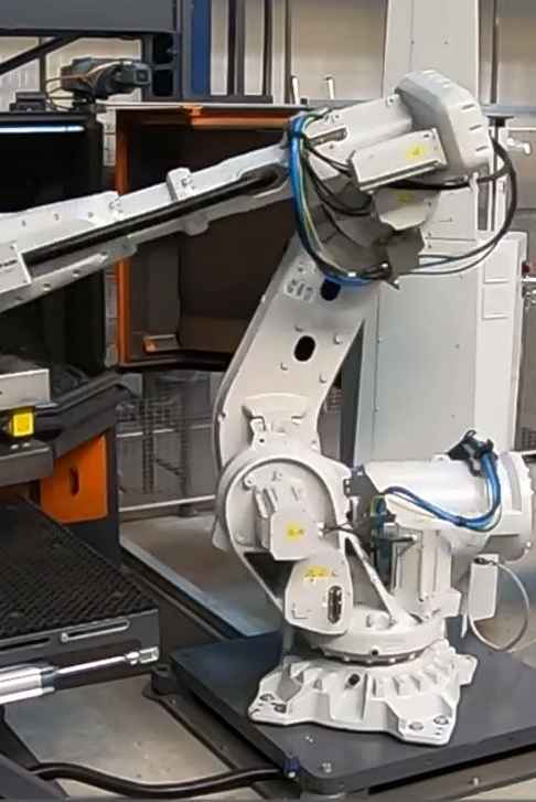 EasyShotblast - automatisiert per Roboter Strahlanlagen beladen und entladen ohne Programmierung