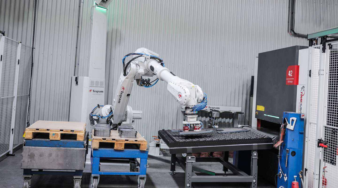 Unloading a deburring machine with an EasyDebur
