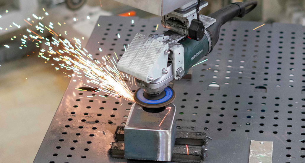 Entgraten und Kanten brechen mit horizontalem Winkelschleifer