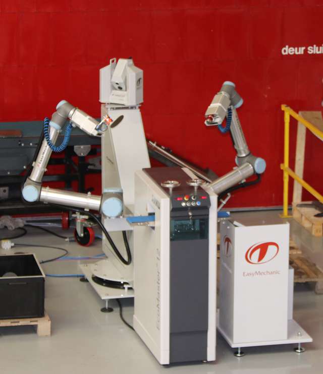 EasyMechanic - a single robot with two arm including an EasyEye