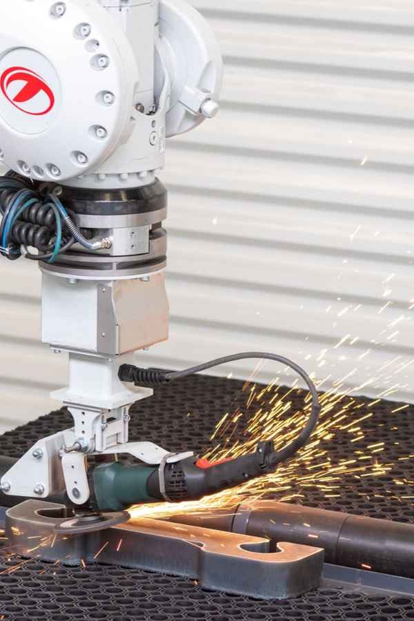 Autogen- und plasmageschnittene Werkstücke automatisiert verputzen - ohne Programmierung