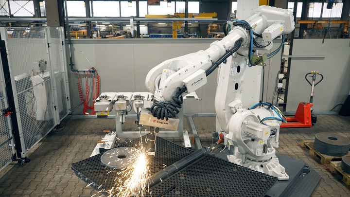 Robotergestütztes Schleifen von Stahlbauteilen mit dem EasyGrinder bei Ancofer