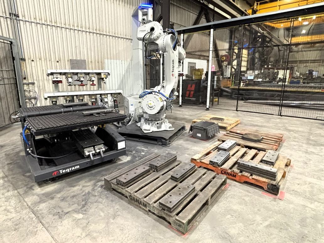 Teqram EasyGrinder robotic grinding cell with steel parts on pallets