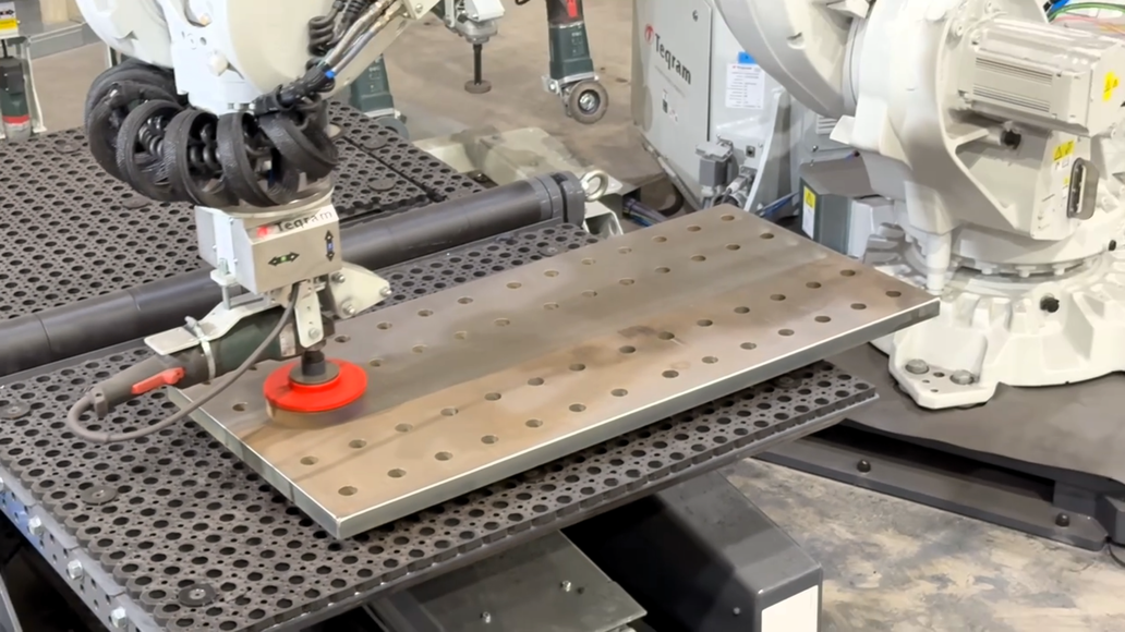 Automated deburring of a steel plate with the Teqram EasyGrinder