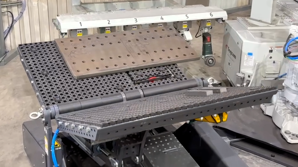Teqram EasyFlipper turning table positioning a steel plate for robotic grinding