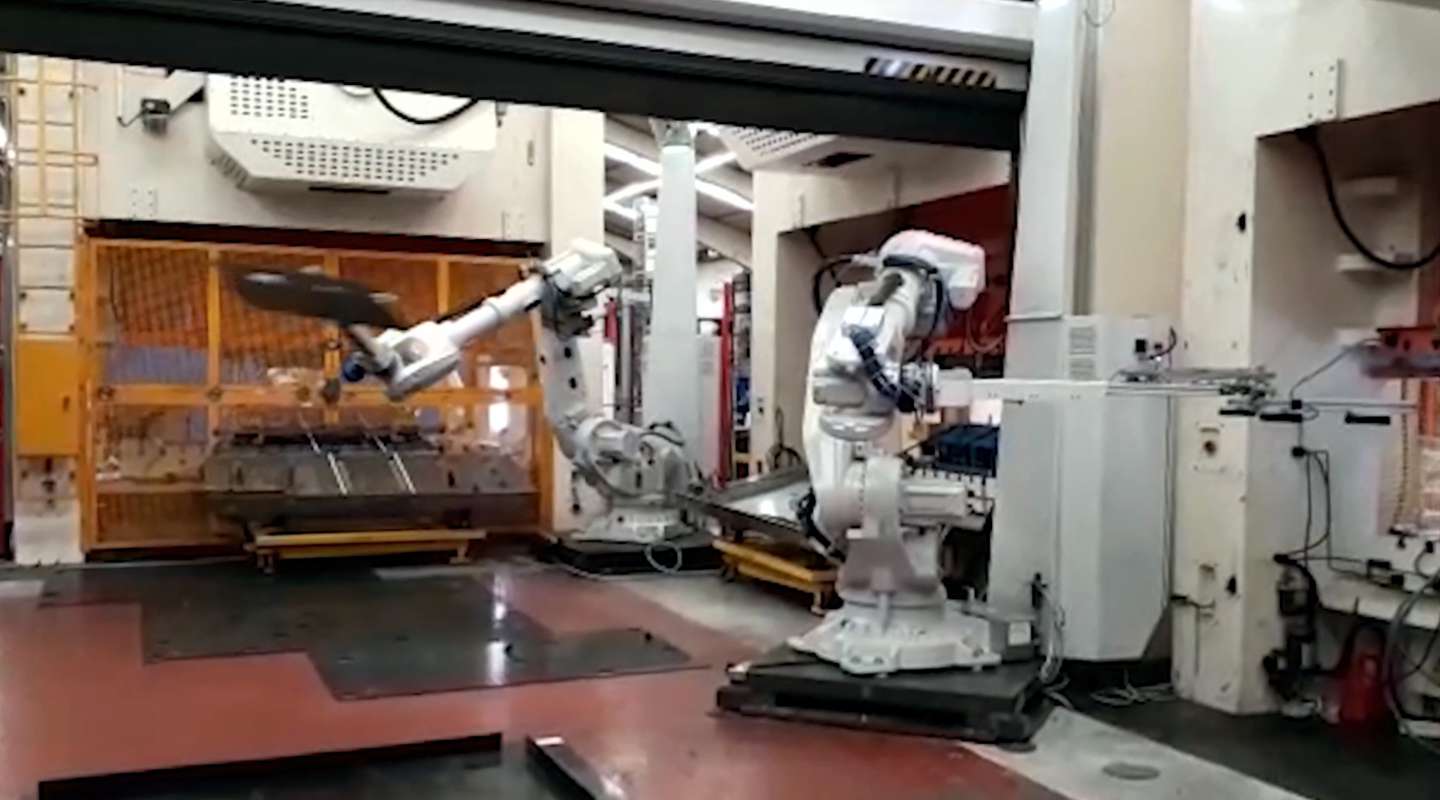 Transfer Press (un)loading with 2 EasyBots