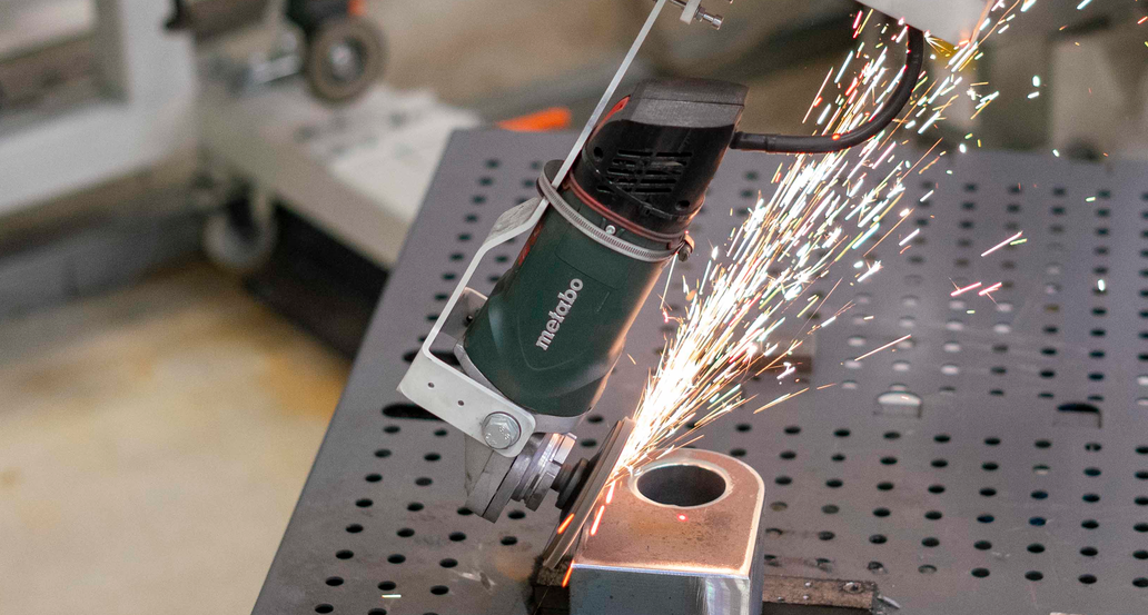 Brechen und verrunden der Kanten bis > R2 mm mit vertikalem Winkelschleifer