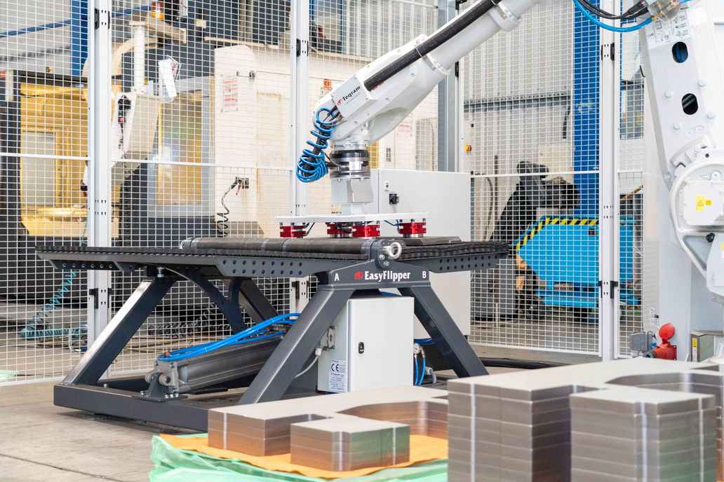 Automatic turning part before loadin milling machine