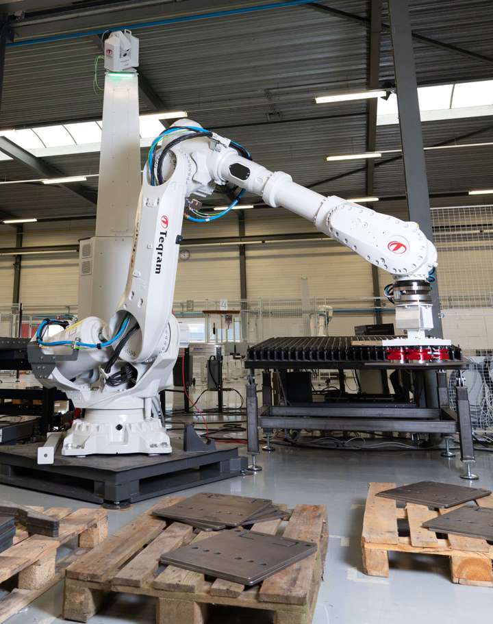 Easybot with a metal plate in the gripper during a production process