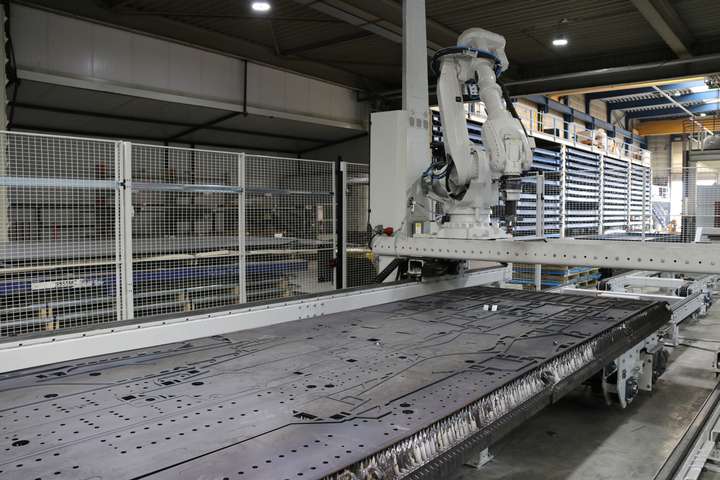 EasyUnpacker at work during unloading a table with different sizes laser cut parts