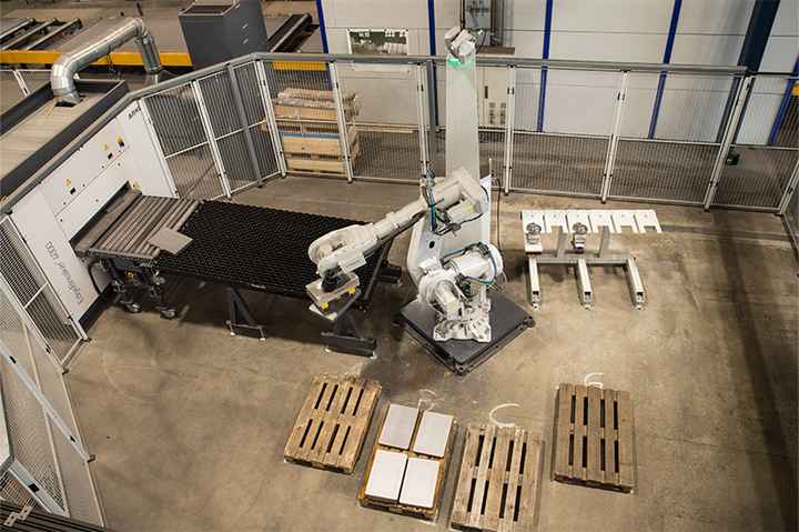 Vollautomatisierte Roboter-Entgratlinie im Liebherr-Werk Biberach